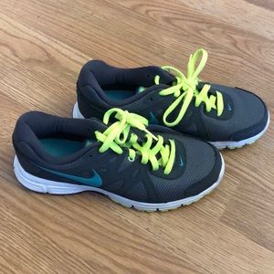 Nike women’s SZ 8 revolution 2